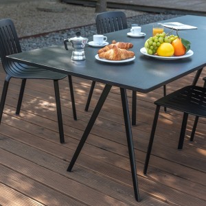 Mesa Baguette de Magis. Mesa de diseño moderno para oficinas y estudios.