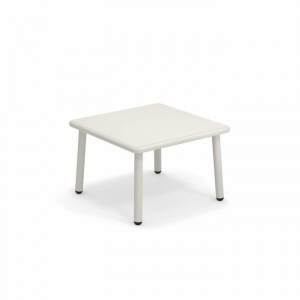Mesa baja de diseño moderno para espacios exteriores de Emu.