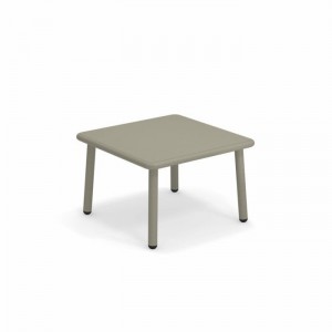 Mesa baja de diseño moderno para espacios exteriores de Emu.