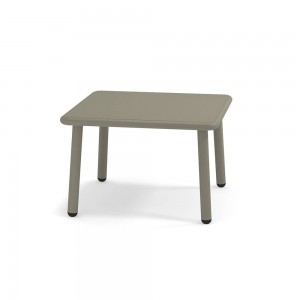 Mesa baja de diseño moderno para espacios exteriores de Emu.