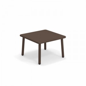 Mesa baja de diseño moderno para espacios exteriores de Emu.