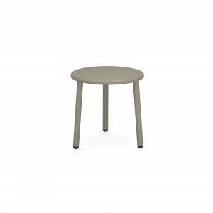 Mesa baja de diseño moderno para espacios exteriores de Emu.