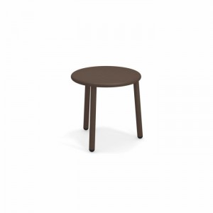 Mesa baja de diseño moderno para espacios exteriores de Emu.