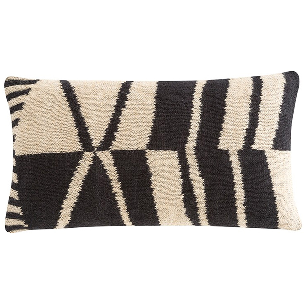 Cojín rectangular Rustic Chic Geo Black & White de GAN. Cojines de diseño moderno.