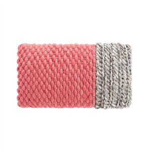 Cojín Mangas Plait Coral de GAN. Alfombras y cojines modernas de chill out.