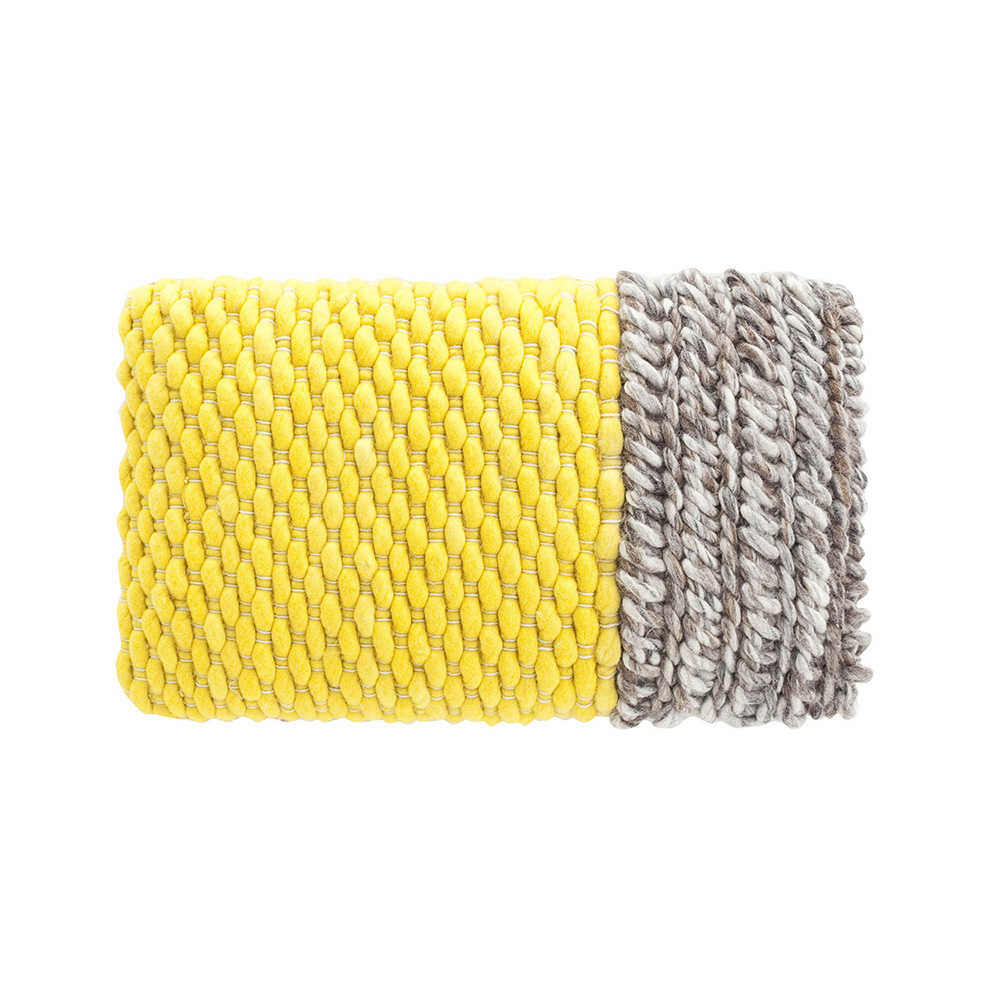 Cojín Mangas Plait Amarillo de GAN. Alfombras y cojines modernas de lana.