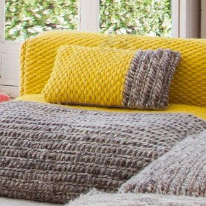 Cojín Mangas Plait Amarillo de GAN. Alfombras y cojines modernas de lana.