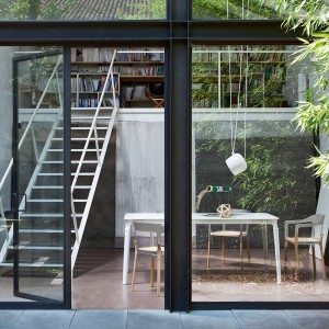 Mesa Steelwood Rectangular de Magis.  Mesas bar de diseño contemporáneo.