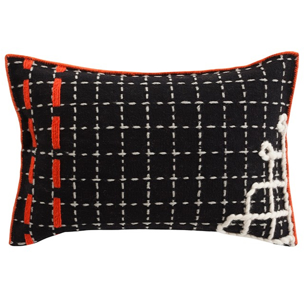 Cojín Bandas D Black de GAN. Colección de alfombras y cojines modernas.