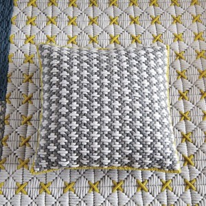 Cojín Silai cuadrado Light grey-blue de GAN. Alfombras modernas.