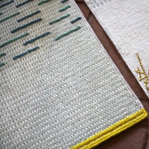 Alfombra original Backstitch Busy Green de GAN. Alfombra de lana de diseño.