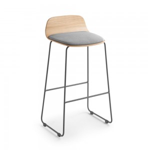 Taburete Bisell metal con respaldo de Treku.