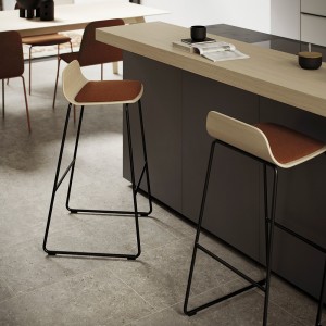 Taburete Bisell metal con respaldo de Treku.