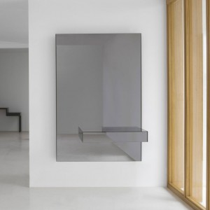 Consola con espejo Grey de Kendo ideal para estancias modernas.