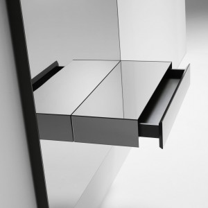 Consola con espejo Grey de Kendo ideal para estancias modernas.