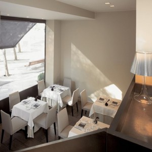 Silla comedor Anna versión respaldo alto y bajo de Andreu World