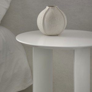 Mesa auxiliar Reflex moderna para espacios interiores de Kendo.