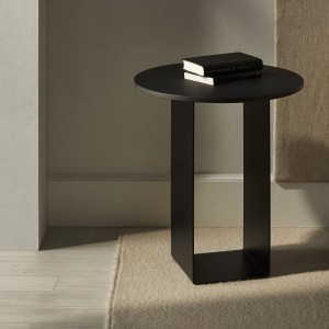Mesa auxiliar Reflex moderna para espacios interiores de Kendo.