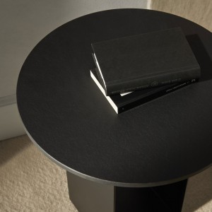 Mesa auxiliar Reflex moderna para espacios interiores de Kendo.