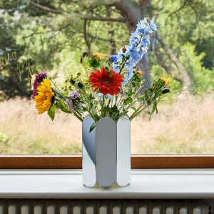 Florero Arcs Vase de Hay. Hermoso florero que brinda elegancia a tu hogar.