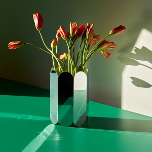 Florero Arcs Vase de Hay. Hermoso florero que brinda elegancia a tu hogar.