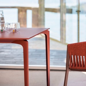 Mesa cuadrada AllSize de Fast. Mesas de diseño moderno para exteriores.