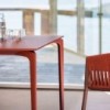 Mesa cuadrada AllSize de Fast. Mesas de diseño moderno para exteriores.