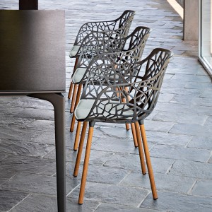 Sillón Iroko Forest ideal para ambientes exteriores de Fast. Sillones para terrazas.