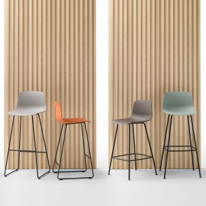 Taburete Varya acero 4 patas Inclass. Taburete de diseño elegante para el hogar.