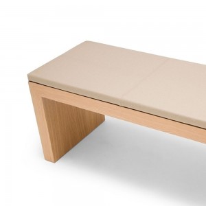 Versátil Banco Closed medium Andreu World. Diseño clásico en madera.
