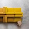 Moderno Sofá Dado Andreu World. Diseño tapizado fijo para salones.