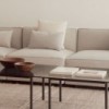 Moderno Sofá Dado Andreu World. Diseño tapizado fijo para salones.