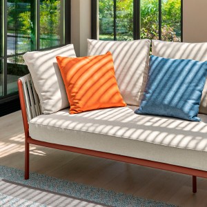 Sofá Ria con elegante diseño moderno perfecto para ambientes exteriores de Fast.