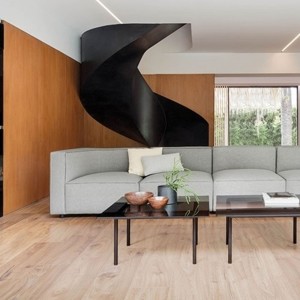 Elegante Sofá Dado Esquinero Curvo Andreu World. Diseño contemporáneo.
