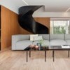 Elegante Sofá Dado Esquinero Curvo Andreu World. Diseño contemporáneo.
