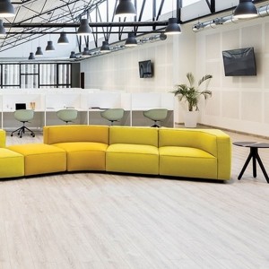 Elegante Sofá Dado Esquinero Curvo Andreu World. Diseño contemporáneo.