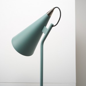 Lámpara de pied Jeena de Zava. Lámpara de diseño italiano para hogar y contract.