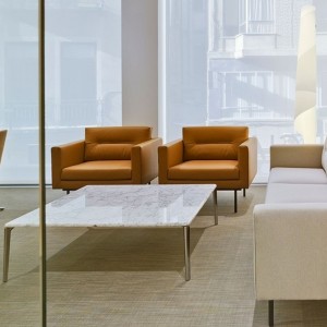 Moderna Butaca Element Adreu World. Diseño elegante tapizado para salones.