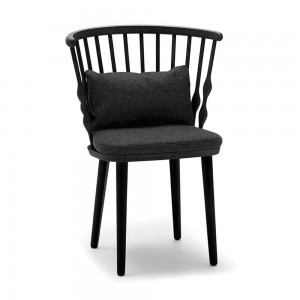 Sillón Nub Andreu World. Clásico diseño envolvente en madera maciza.