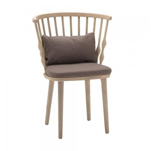 Sillón Nub Andreu World. Clásico diseño envolvente en madera maciza.