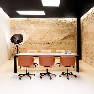 Sillón Nuez SO-2740 Andreu World. Diseño moderno giratorio para oficina.
