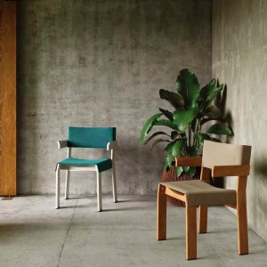 Silla para comedor Band exterior con brazos en madera teca de Kettal.