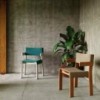 Silla para comedor Band exterior con brazos en madera teca de Kettal.