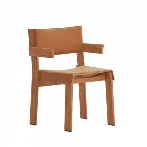 Silla para comedor Band exterior con brazos en madera teca de Kettal.