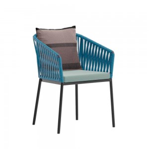 Silla comedor exterior con pies de aluminio brazos Bela Rope colección Bitta de Kettal.