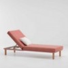 Tumbona moderna para exteriores en madera teca de la colección Bitta de Kettal.