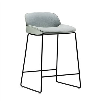 Taburete Nuez base patín de acero Andreu World. Diseño para interior.