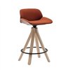 Taburete Nuez con base giratoria en madera de fresno. Colección Andreu World.
