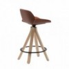 Taburete Nuez con base giratoria en madera de fresno. Colección Andreu World.