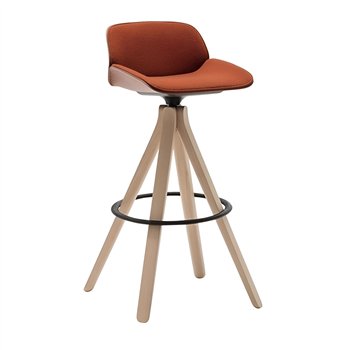 Taburete Nuez con base giratoria en madera de fresno. Colección Andreu World.